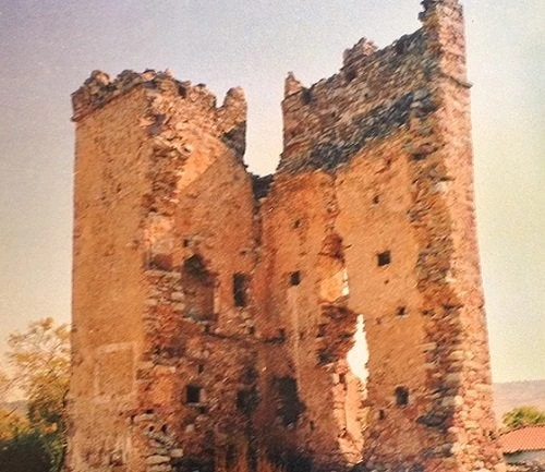 Τρεις χαρακτηριστικοί πύργοι της Μάνης -προπύργια αντίστασης του Ελληνικού Έθνους